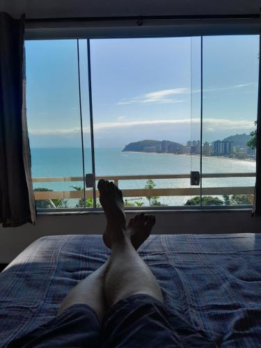 Por de sol no mar da cama in Caraguatatuba, Brasil