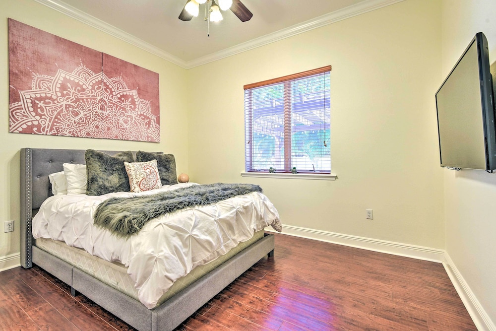 Sunny Sarasota Abode with Yard about 1 Mi to Dtwn — 4-Star Luxury Hotel in Sarasota, United States