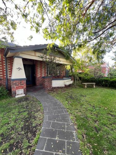 Spacious Private Room In Mckinnon 3 Min To Train Station Cafes And Close To Monash Uni — Melbourne