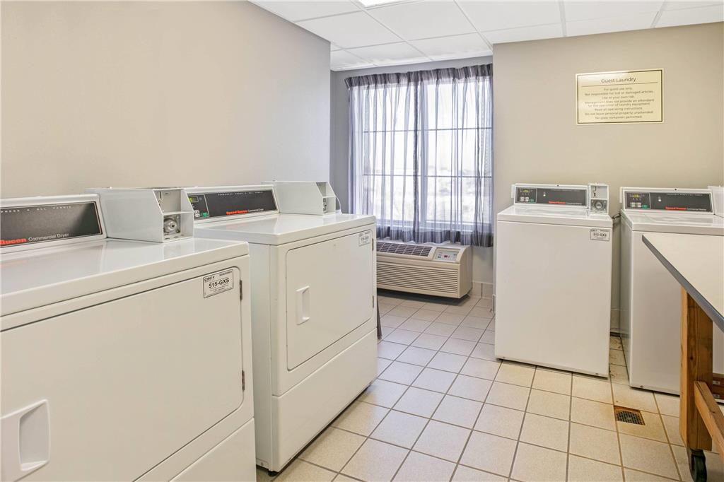La Quinta Inn & Suites by Wyndham DFW Airport South Irving - photo 33
