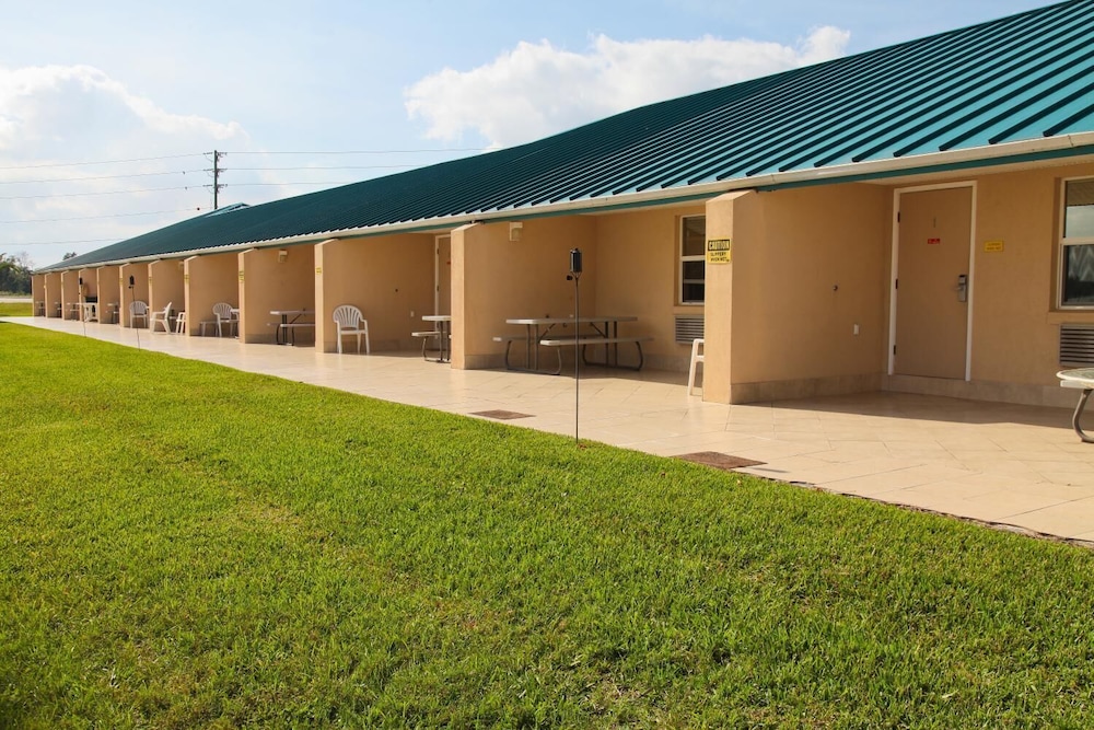 Lake Grassy Inn & Suites - photo 27