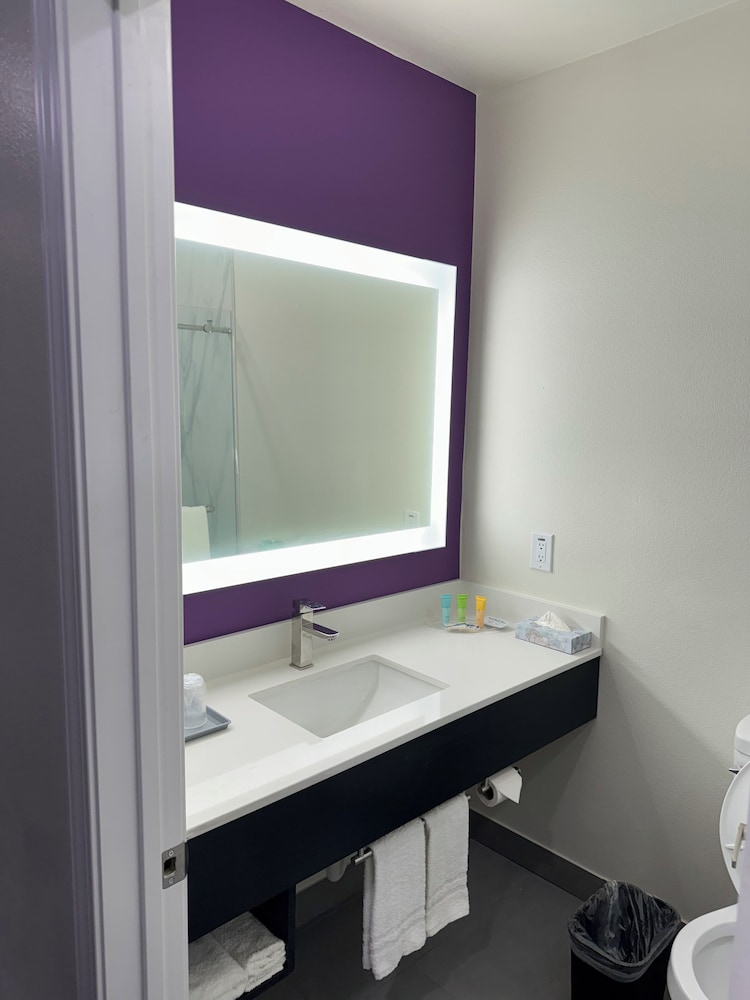 Lakeside Inn and Suites - photo 21