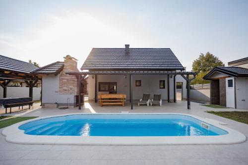 Holiday house Eva with pool — 4-Star Luxury Hotel in Vukovar, Croatia