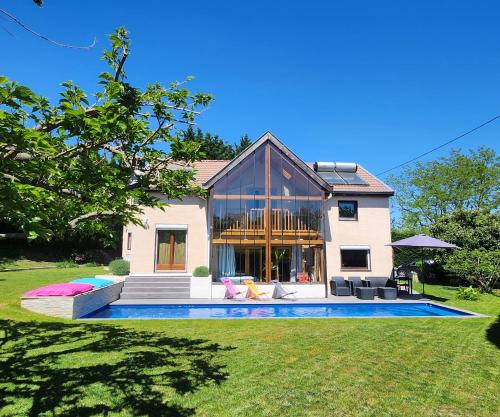 VILLA Le Jardin 4 étoiles Piscine chauffée couloir 12m Spa Balnéo Hammam 4 Chambres dont une Love Room de 35m2 avec lit rond vidéo projecteur Netflix climatisation — 4-Star Luxury Hotel in Jardin, France