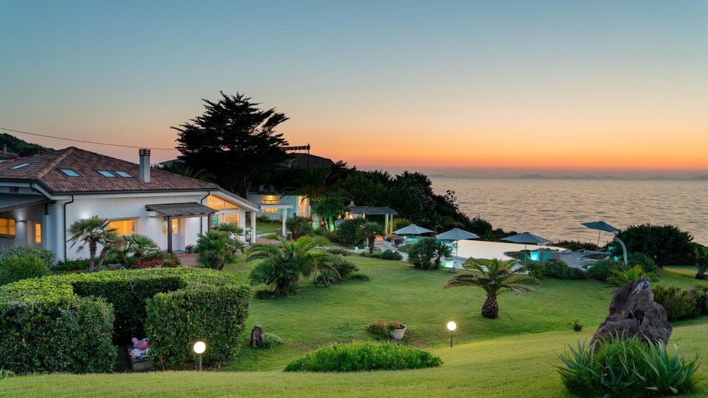 Villa Ambra 10 Emma Villas — 4-Star Luxury Hotel in Sorso, Italy