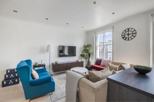 Stylish 2BR Chelsea Penthouse with Private Rooftop — 4-Star Luxury Hotel in London, United Kingdom