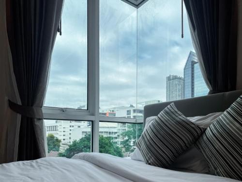 Expansive Premier 1BR Ultra Fast Wifi Phrom Phong