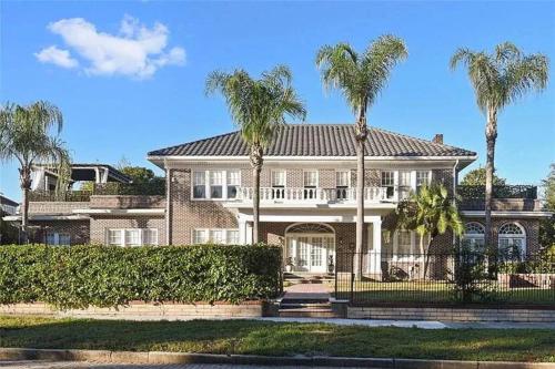 LUXURY 6000 sqft Mansion in Downtown Orlando Sleeps 12 — 4-Star Luxury Hotel in Orlando, United States