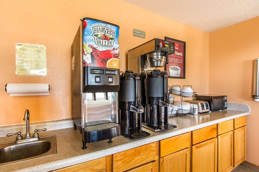 Econo Lodge Inn & Suites Pekin Peoria Area - photo 34