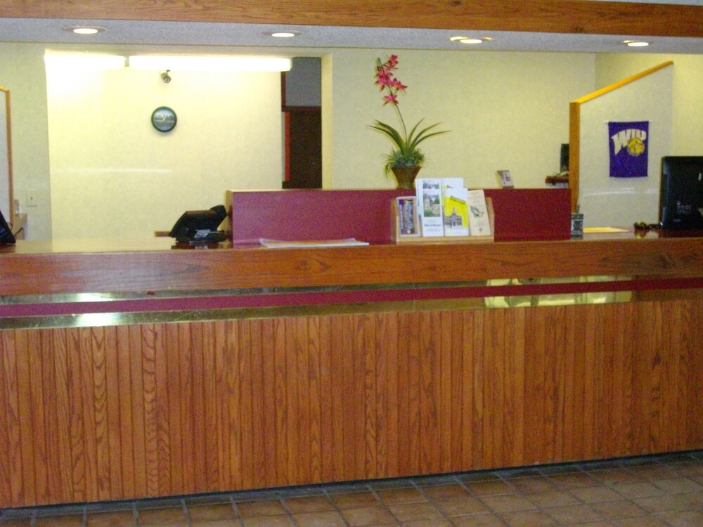 Macomb Inn - photo 4