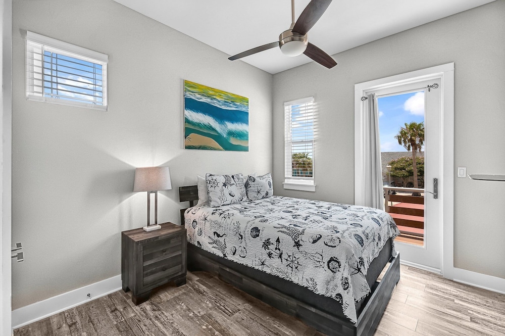Waterfront Condo With Rooftop Pool Boat Slips — 4-Star Luxury Hotel in Corpus Christi, United States