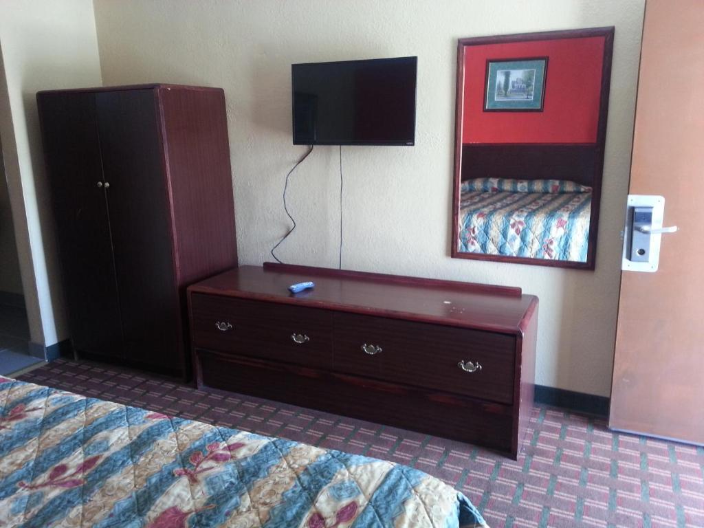 Mount Laurel Motel - photo 2