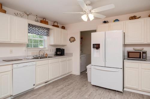 9th Street Sandy Feet by Oak Island Accommodations - photo 30
