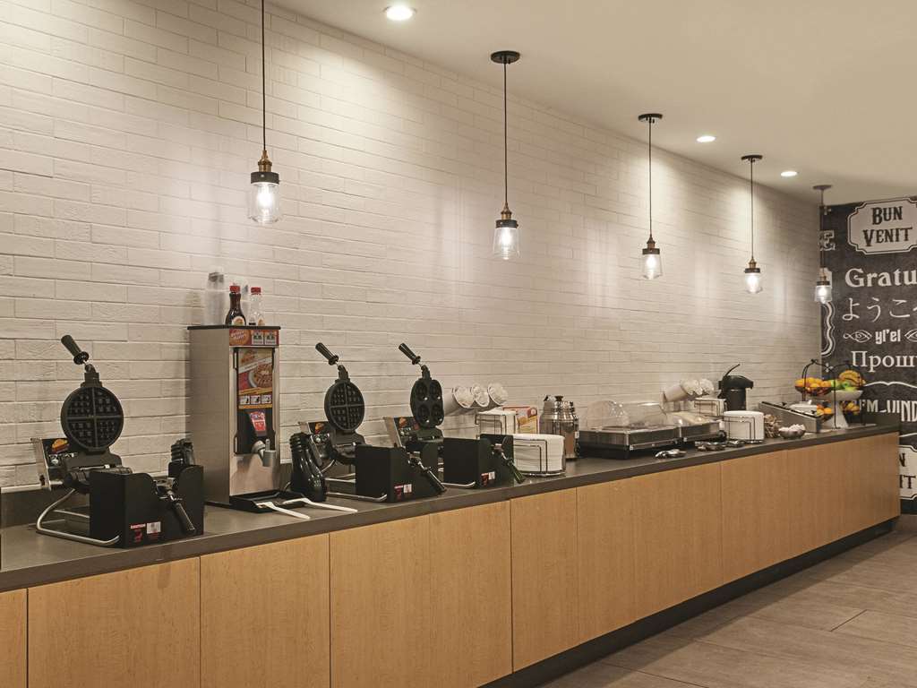 La Quinta Inn & Suites by Wyndham New Orleans Downtown - photo 61