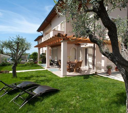B&B Alle Tre Rose — 4-Star Luxury Hotel in Montignoso, Italy