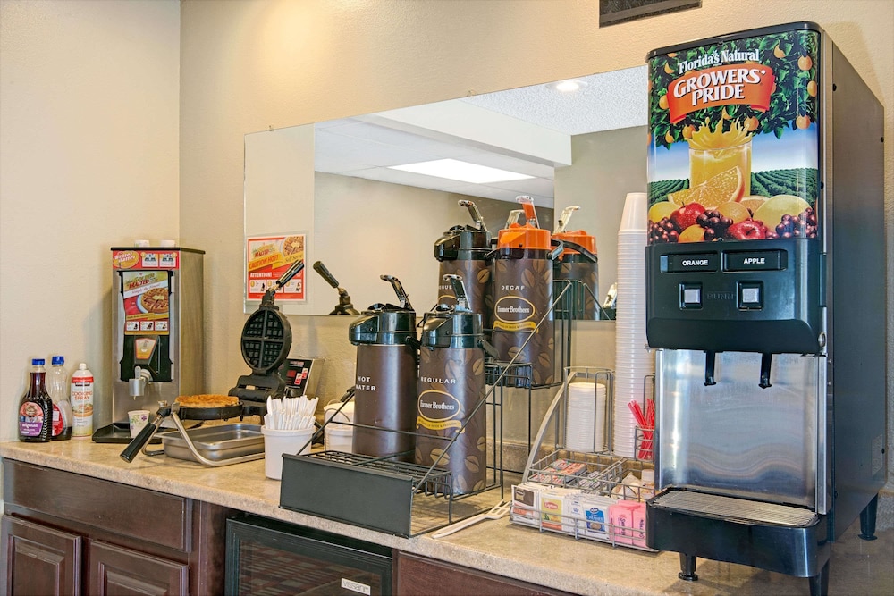 Super 8 by Wyndham Belen NM - photo 11