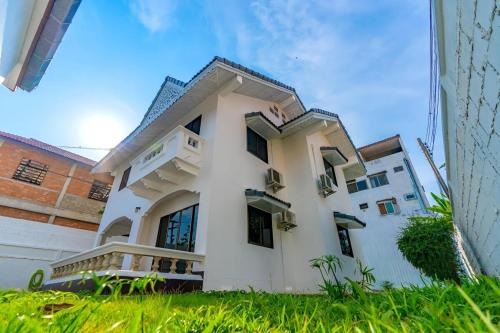 Standalone 3 bedroom 160 sqm villa with huge front and back yard next to the internet famous park in the ancient city — 4-Star Luxury Hotel in Chiang Mai, Thailand