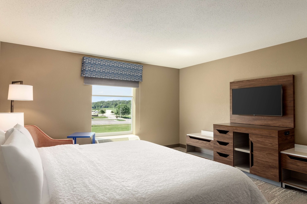 Hampton Inn St. Louis Columbia - photo 13