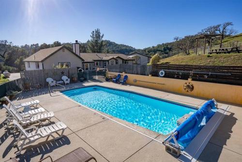 St Stephens Adventure Pool EV Pet Friendly — hotel in Templeton