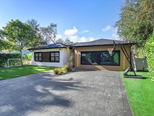 VillaLee Luxury Heated Pool & Spa Sauna Golf — hotel in North Miami