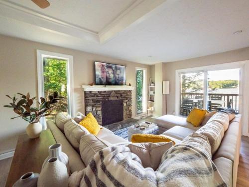 Berkshire Vacation Rentals: Leicester Lake Front Home Come Relax — 4-Star Luxury Hotel in Leicester, United States