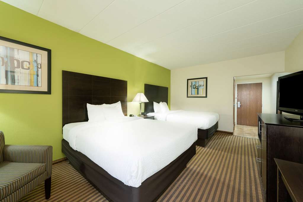 La Quinta Inn & Suites by Wyndham Columbus Grove City - photo 43