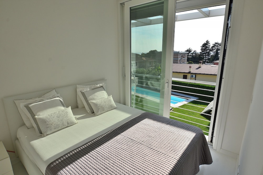 The White Apartment With Pool — 4-Star Luxury Hotel in Bardolino, Italy