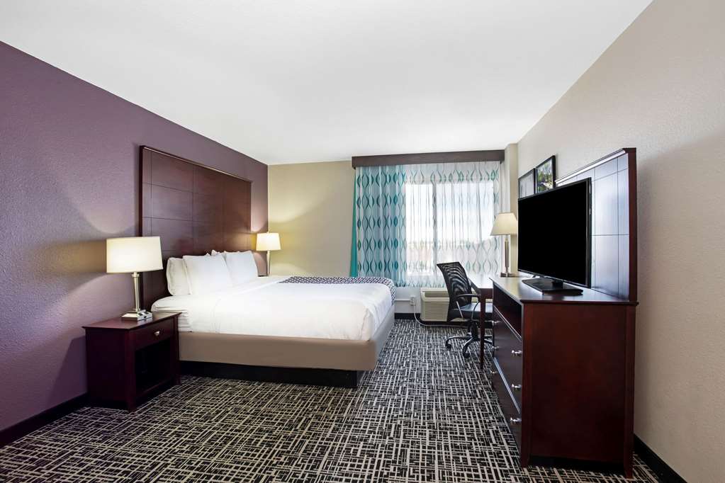 La Quinta Inn & Suites by Wyndham Denver Aurora Medical - photo 10