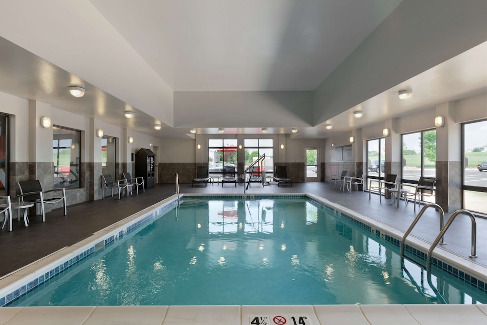 Hampton Inn & Suites Roanoke Airport - photo 32