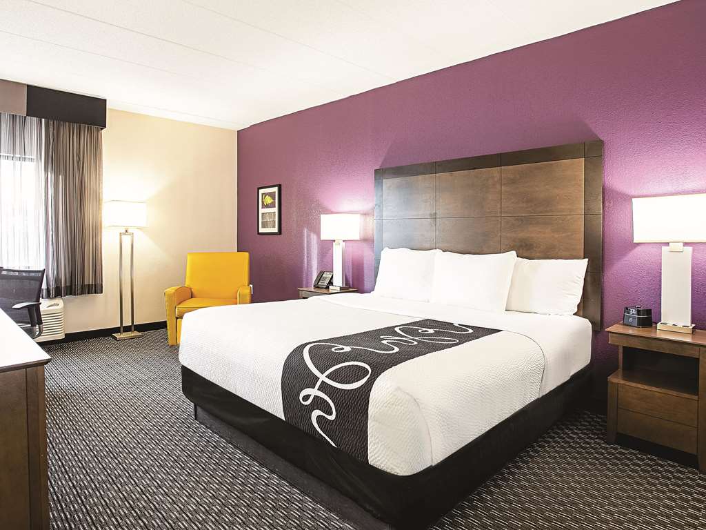 La Quinta Inn & Suites by Wyndham Baltimore N White Marsh - photo 24