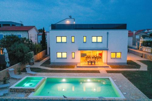 Luxury eight bedroom villa with swimming pool and jacuzzi 100 meters from the sea — 4-Star Luxury Hotel in Vir, Croatia