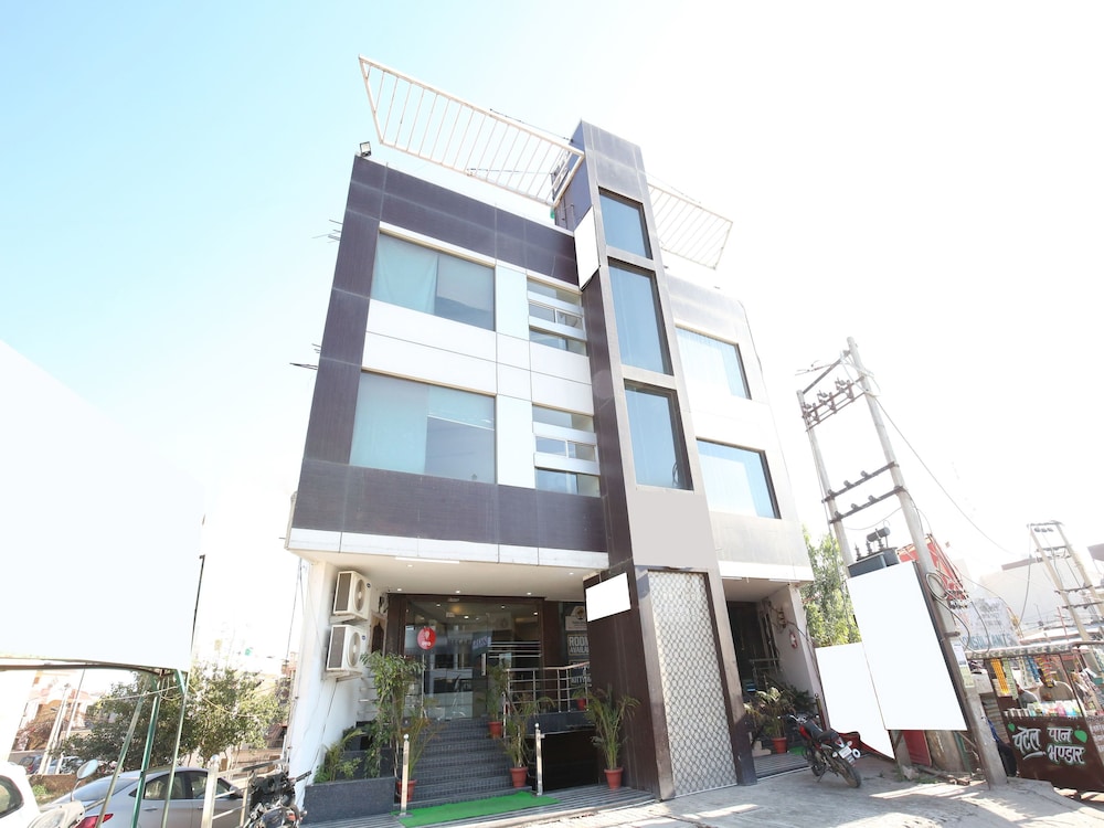 Oyo 1355 Hotel Dream in Basi, India