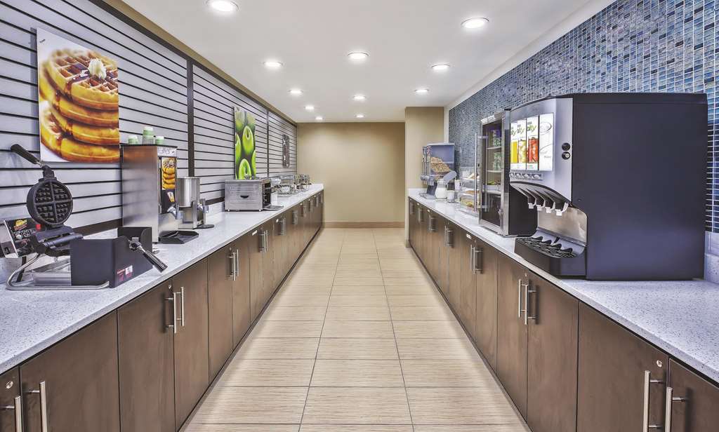 La Quinta Inn & Suites by Wyndham Niagara Falls - photo 19