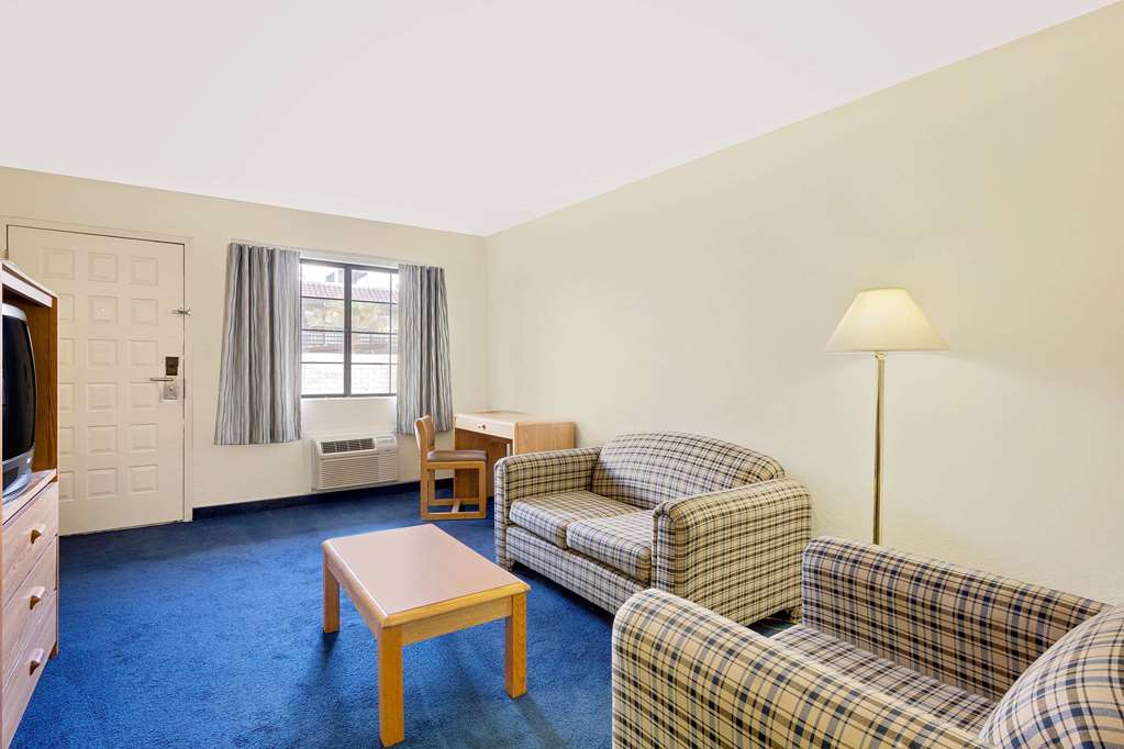 Days Inn & Suites by Wyndham Needles - photo 9
