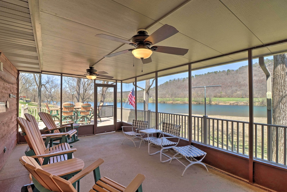 Scenic Riverview Getaway With Screened Porch — Gassville