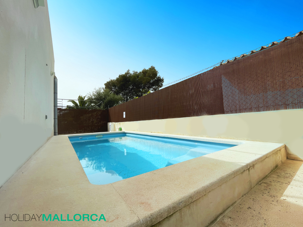 Lakeside Oasis Alcúdia Villa — 4-Star Luxury Hotel in Alcudia, Spain