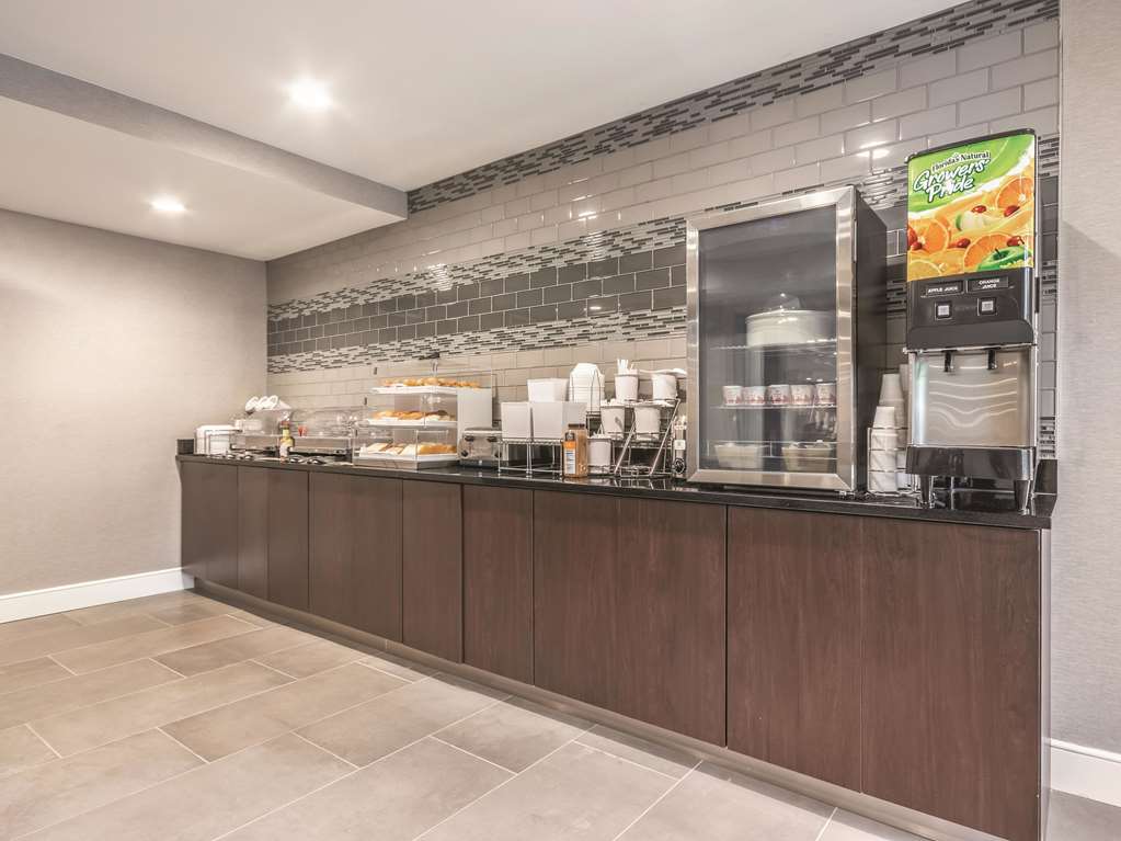 La Quinta Inn & Suites by Wyndham Hartford Bradley Airport - photo 39