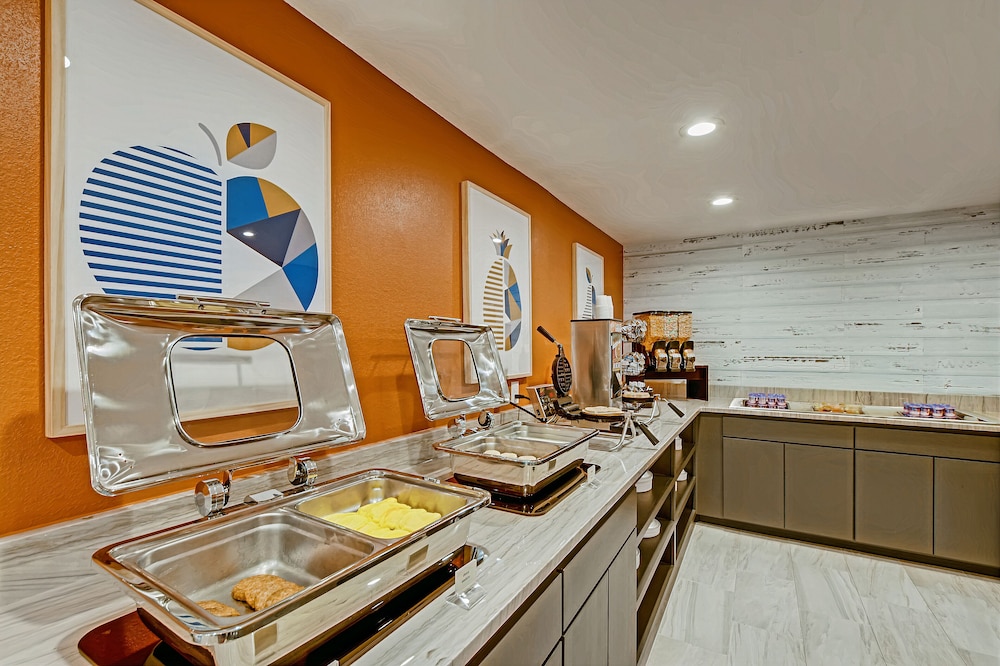 Orangewood Inn & Suites Midtown - photo 49