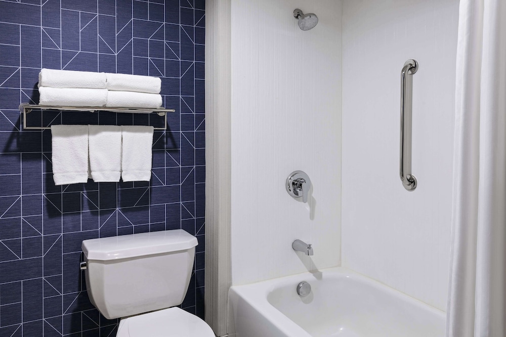 Spark by Hilton Denver International Airport - photo 22