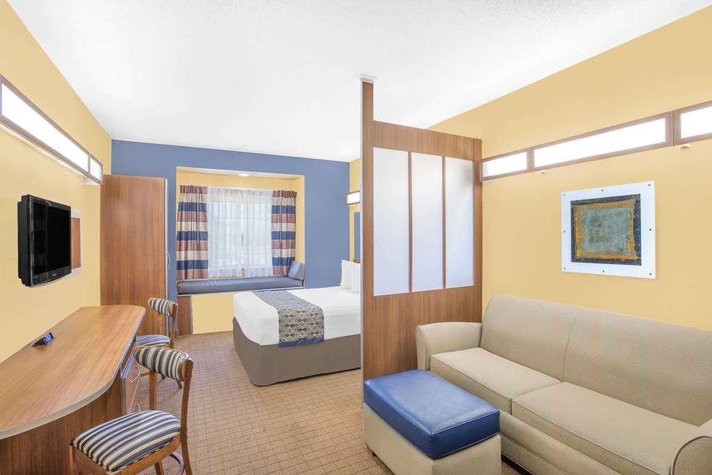 Microtel Inn & Suites by Wyndham Chili Rochester Airport - photo 5