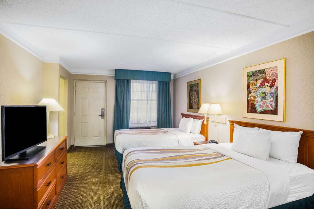 Super 8 by Wyndham Eagle Pass - photo 9