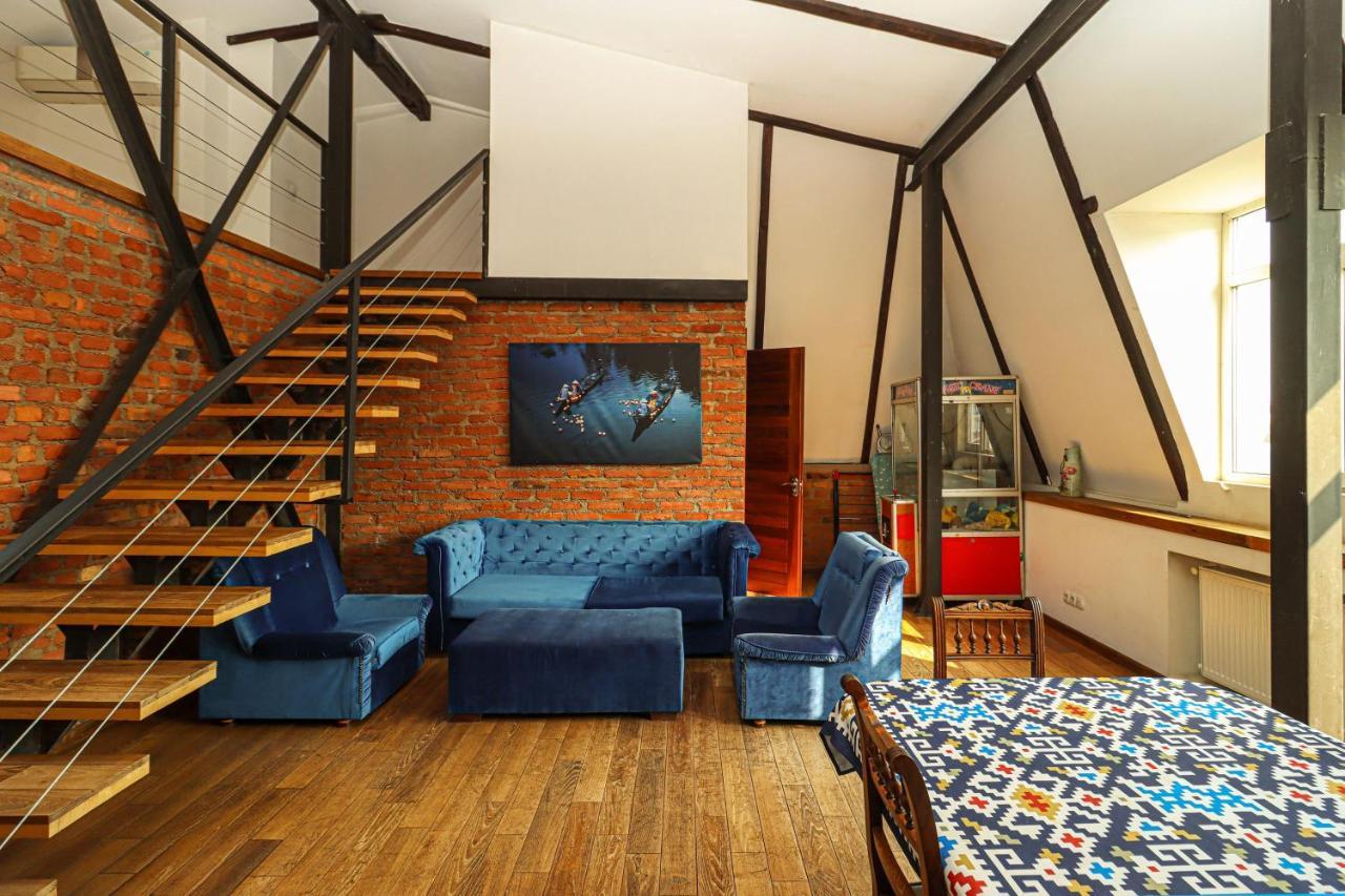 Vintage Mezzanine Apt in City Center By Wehost