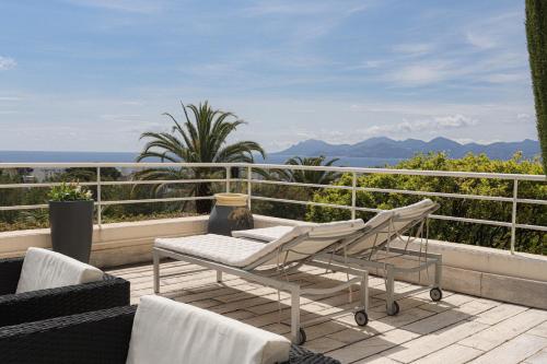 Kikiloue Terrasse Vue Mer Résidence De Standing Piscine — 4-Star Luxury Hotel in Cannes, France