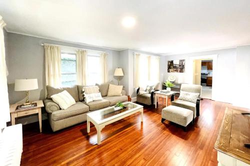 Modern Home off I 95 Perfect for Families & Business Stay with Ample Parking — 4-Star Luxury Hotel in Stamford, United States