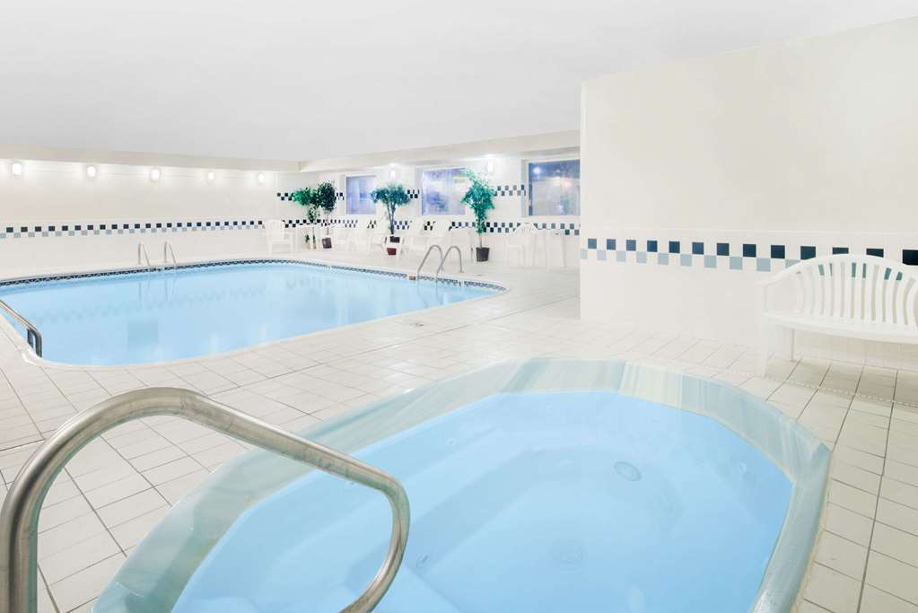 Days Inn & Suites by Wyndham Fargo 19th Ave Airport Dome - photo 4