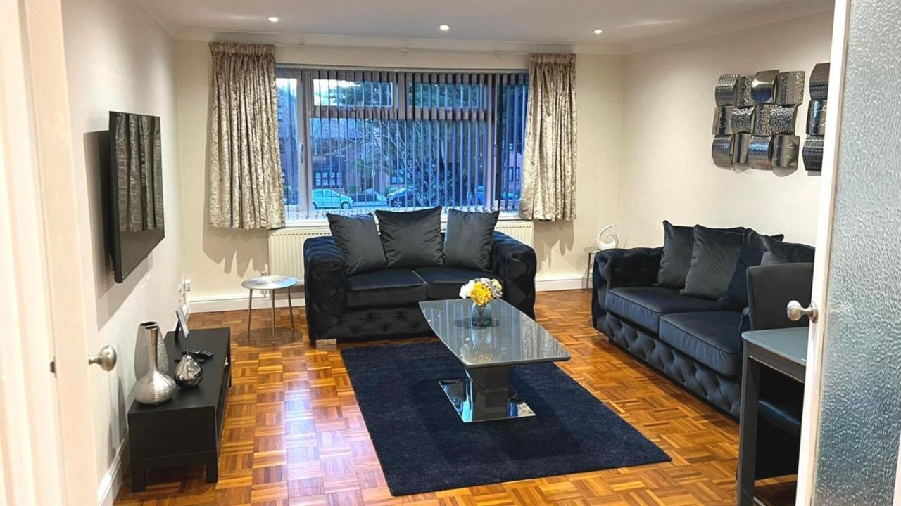 Aisiki Living Apartments at Stanmore 3 Bedroom & 1 Bathroom with additional WC Single or Double Beds Pet Friendly Flat with FREE WiFi and Parking Space — 4-Star Luxury Hotel in Stanmore, United Kingdom