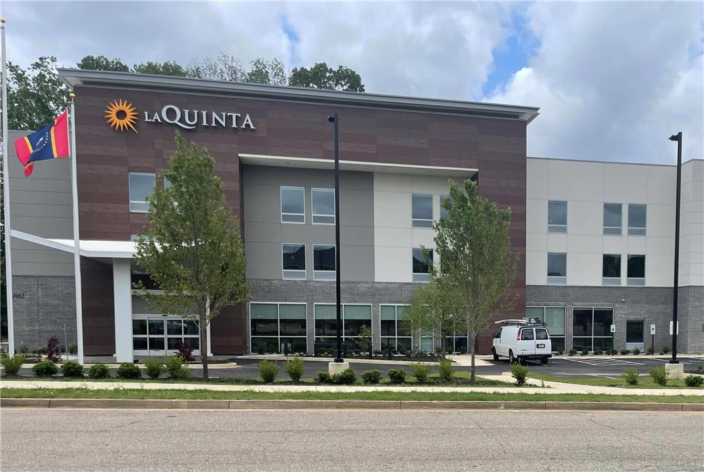 La Quinta Inn & Suites by Wyndham Olive Branch - featured photo