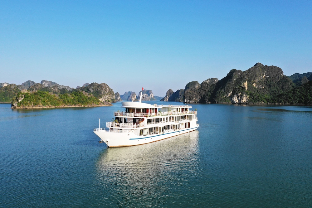 Halong Sapphire Cruise — 4-Star Luxury Hotel in Ha Long, Vietnam