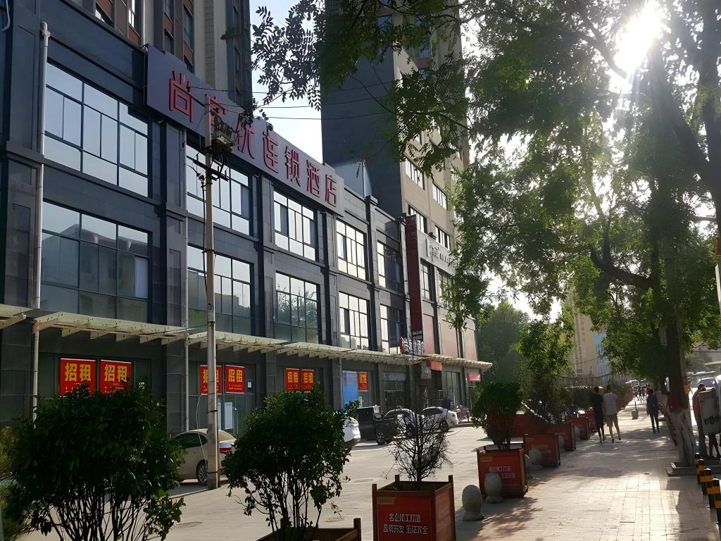 Thank Inn Plus Hotel Shanxi Xianyang Railway Station in Xianyang, People's Republic of China