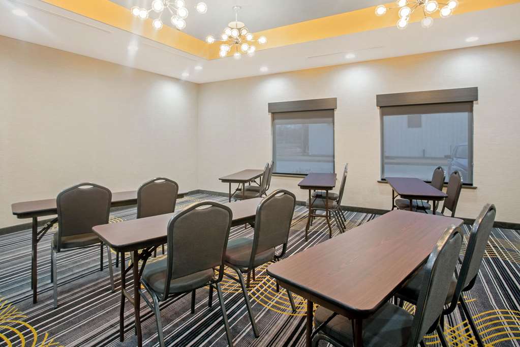 La Quinta Inn & Suites by Wyndham Ponca City - photo 25